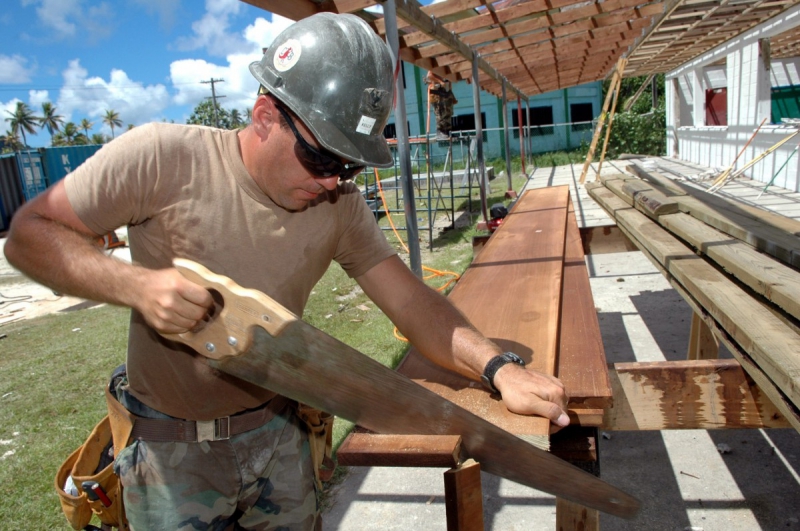 menuisier-COLOMARS-min_worker_construction_building_carpenter_male_job_build_helmet-893290